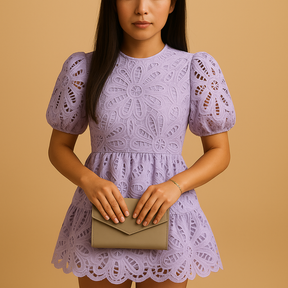 軽やかな素材と繊細な刺繍が特徴のレディース用サマードレス。暑い日やカジュアル＆シックな外出に最適です。