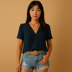 女性用レースブラウス。Vネックと繊細なディテールでエレガントな印象を与え、仕事やお出かけにぴったりの上品なスタイル。