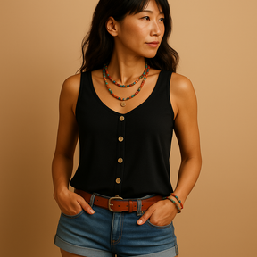 ノースリーブのVネックサマートップス女性用。ゆったりシルエットとポケット付きで、暑い日にも快適な着心地。カジュアルな夏の装いに最適。